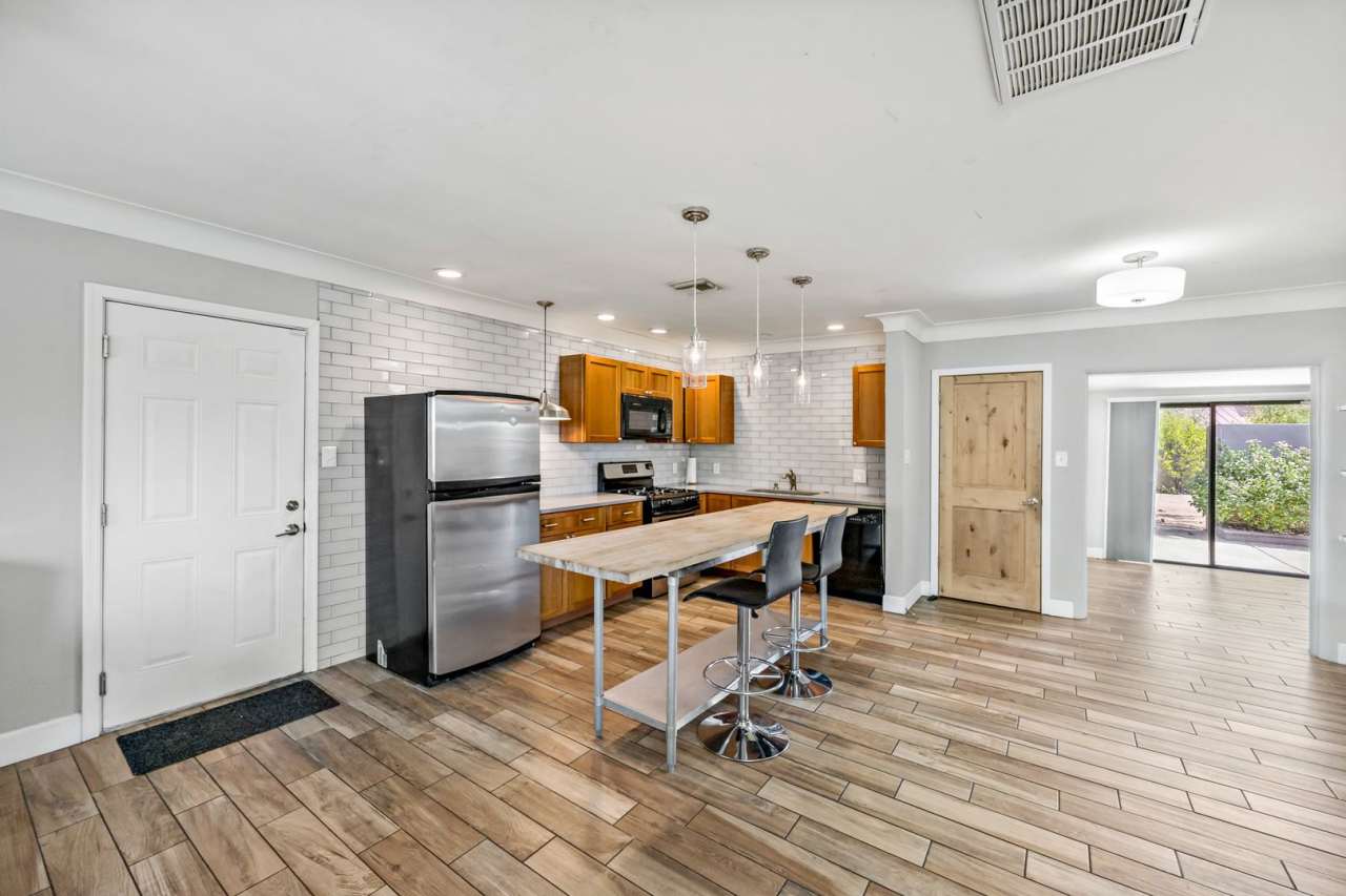 Luxury housing ,Close to U of A! Newly Renovated