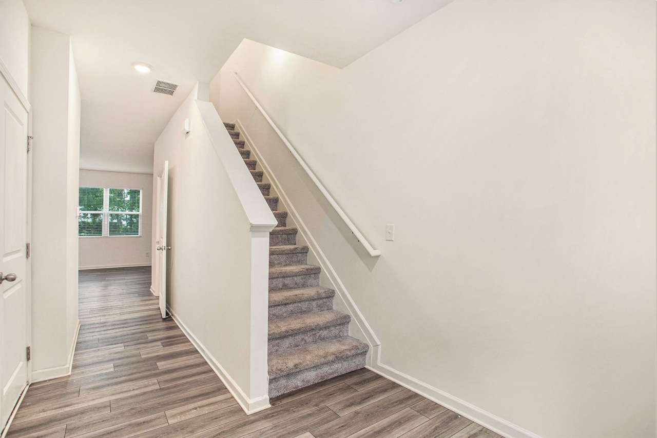 Room in 3 Bedroom Home at Vernon Blvd