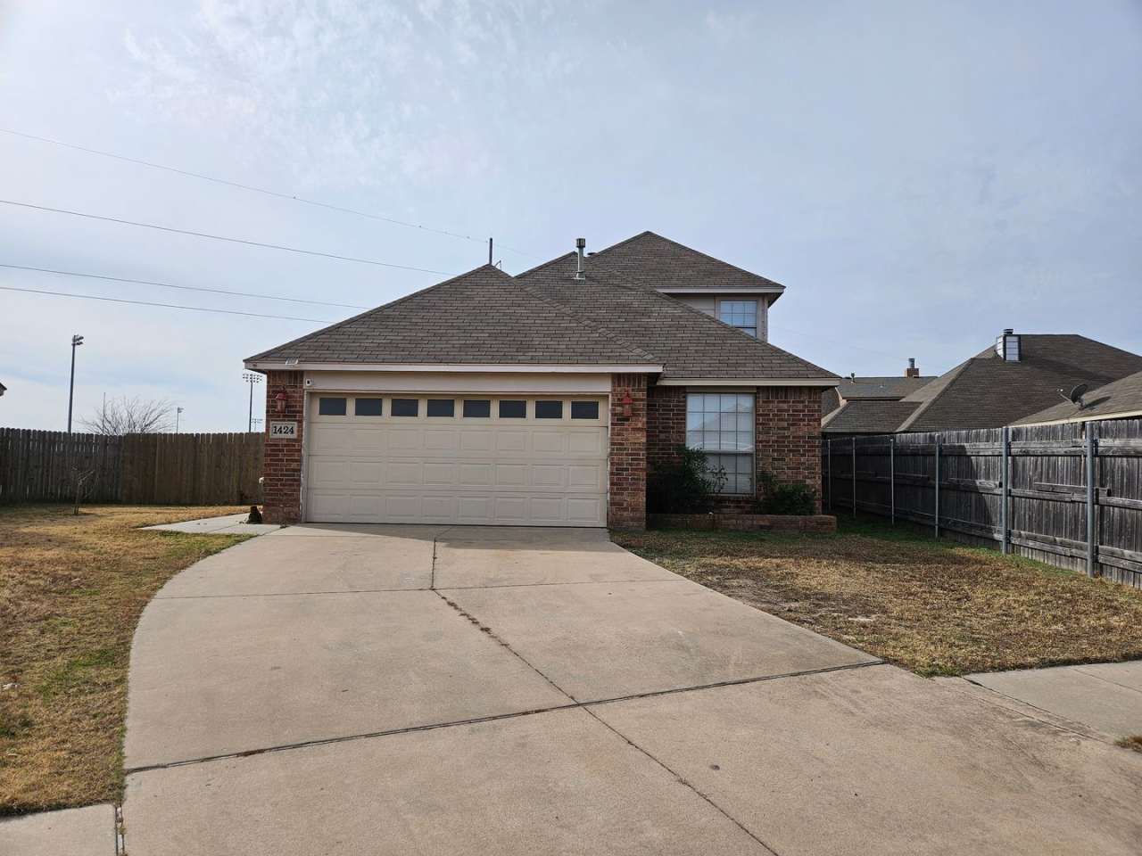 (4)Bed/(3)Bath in Moore w/ Shelter! Available NOW! Over 1700sqft!