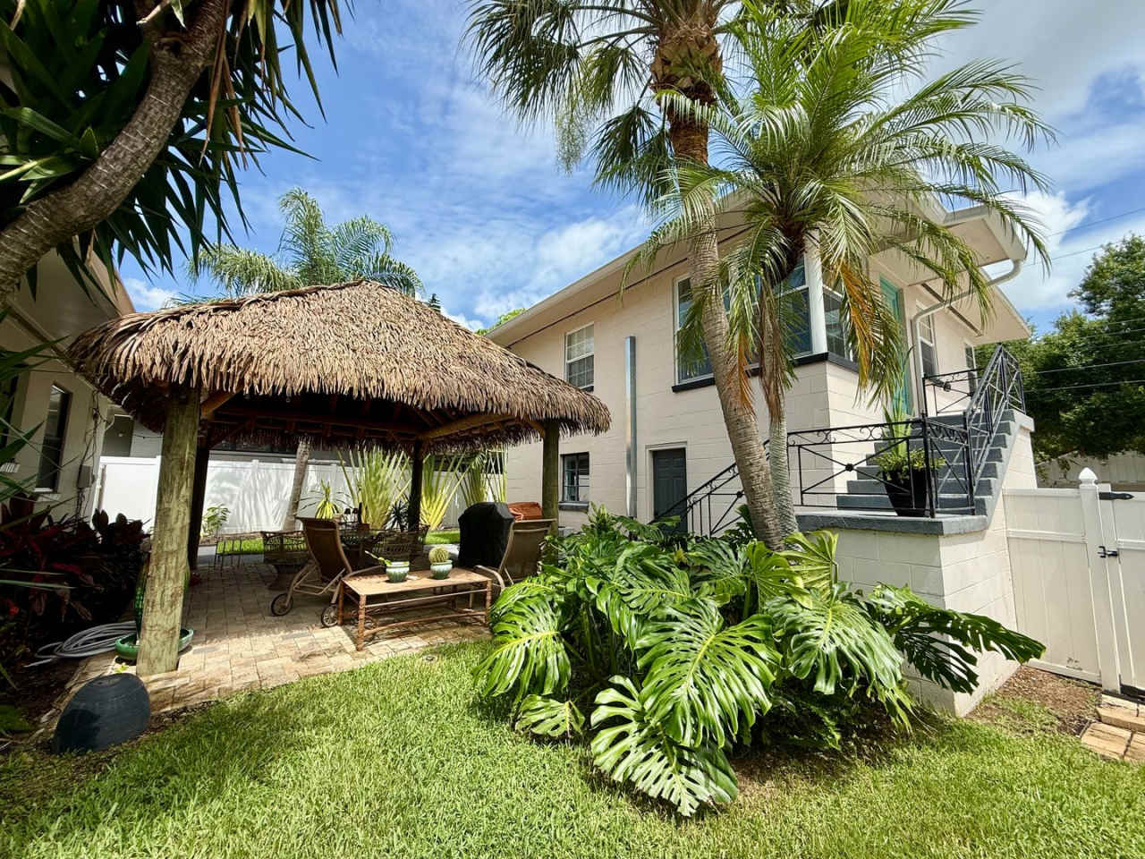 Adorable OLD NE garage 1/1 apartment - FULLY FURNISHED MID TERM LEASE