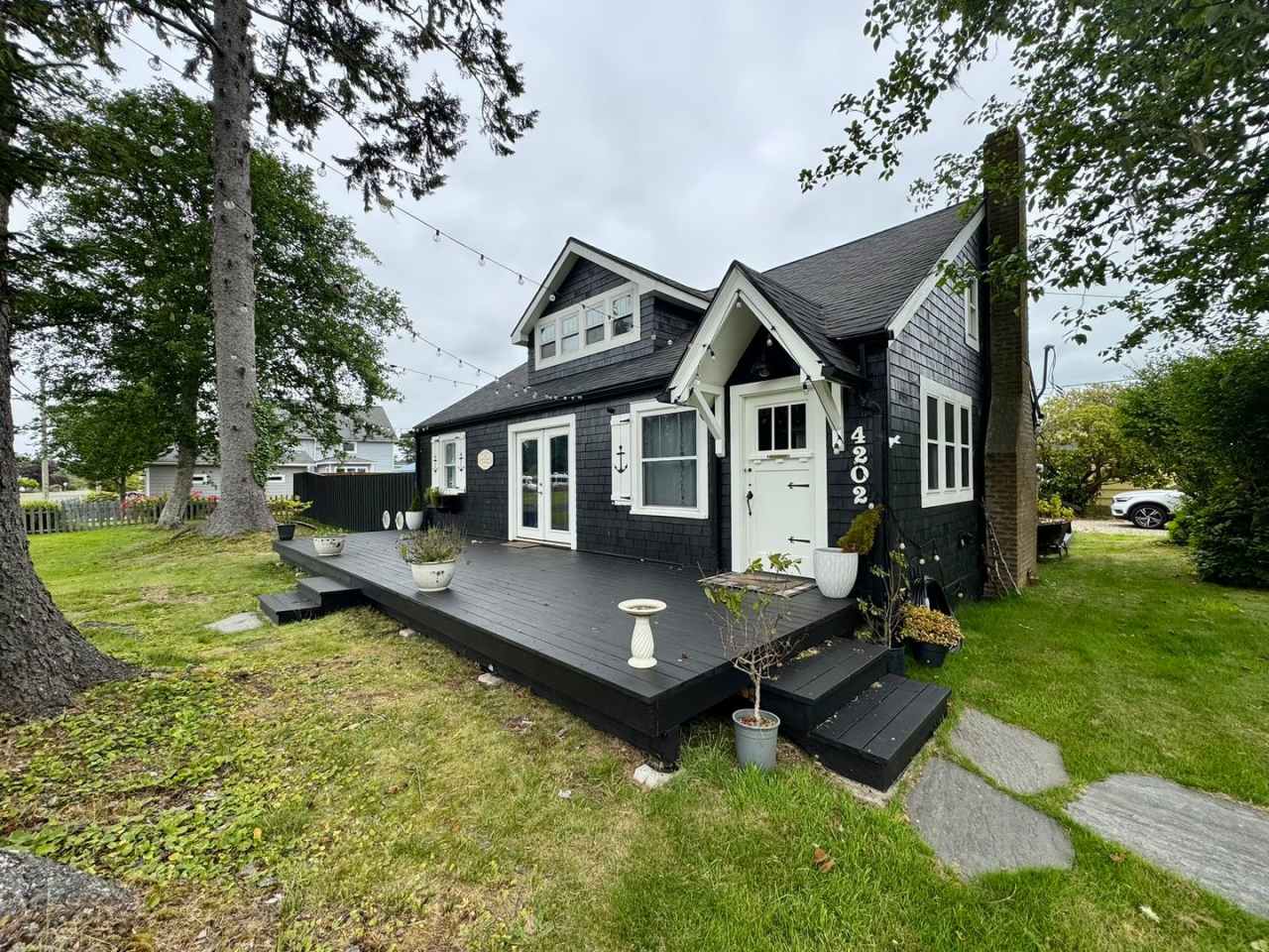 Black Raven Cottage in Historic Seaview ~ Spacious 2 Bedroom