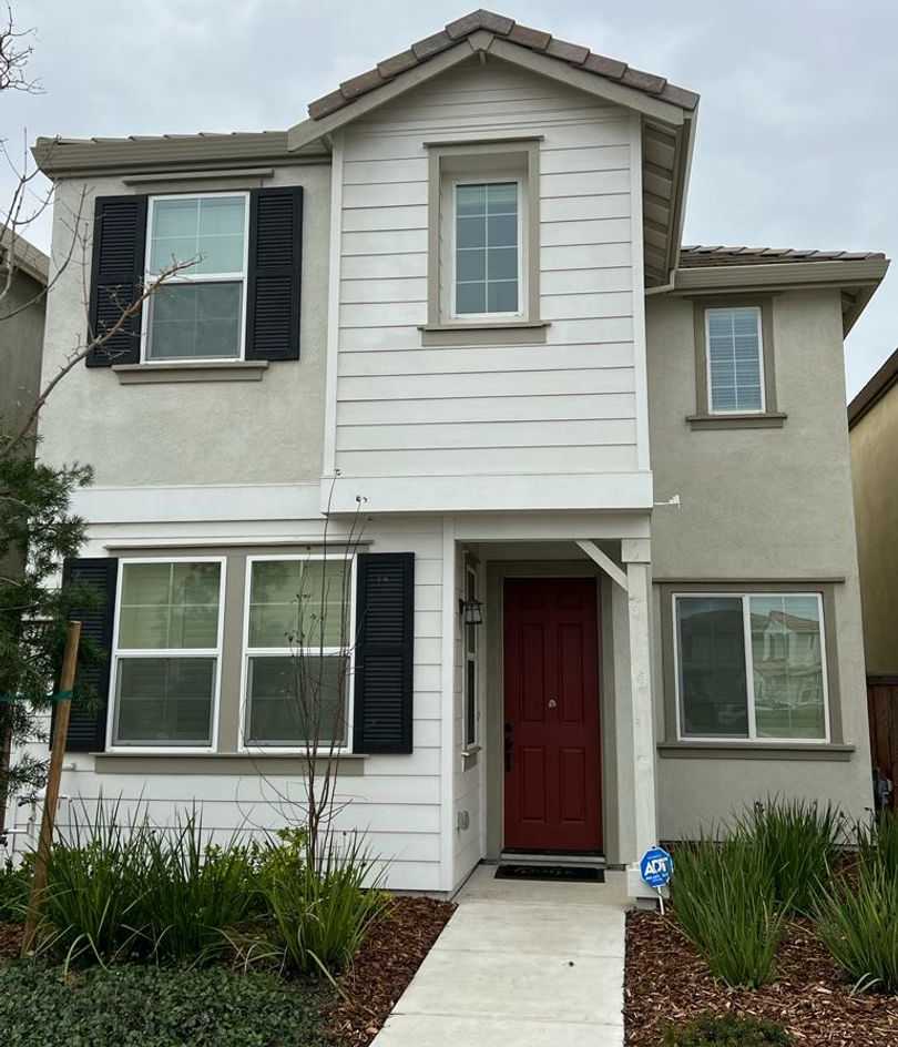 Beautiful Modern Home in Natomas Crossing Close to Downtown, Shopping, and More!