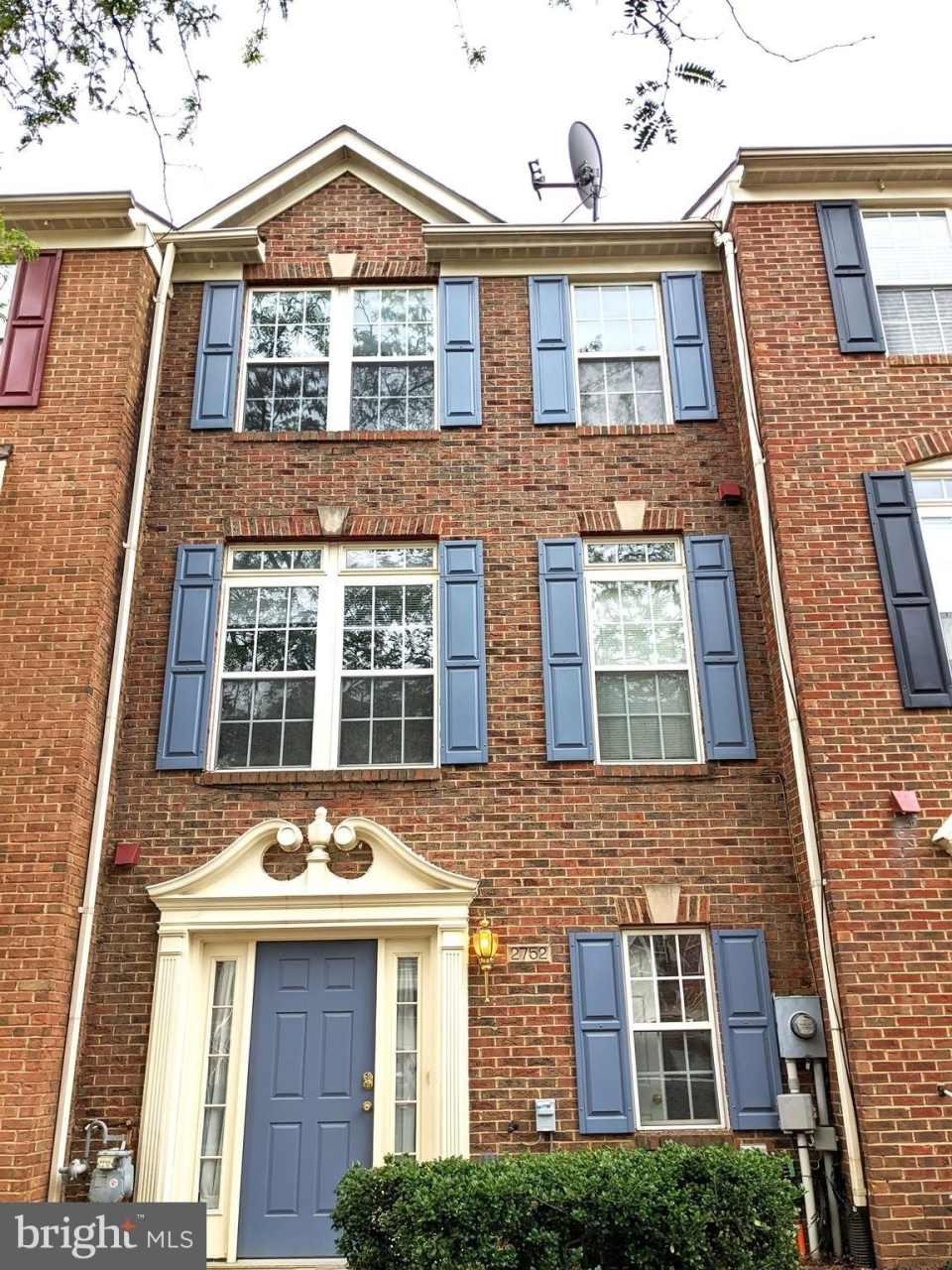 2752 MANHATTAN PLACE