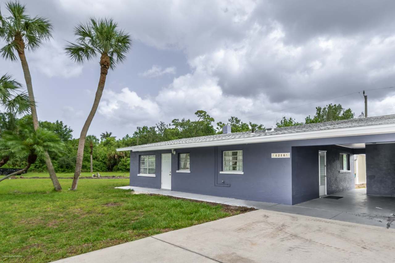 PET FRIENDLY– Updated 2BR/1BA Home with Carport Near Downtown Punta Gorda