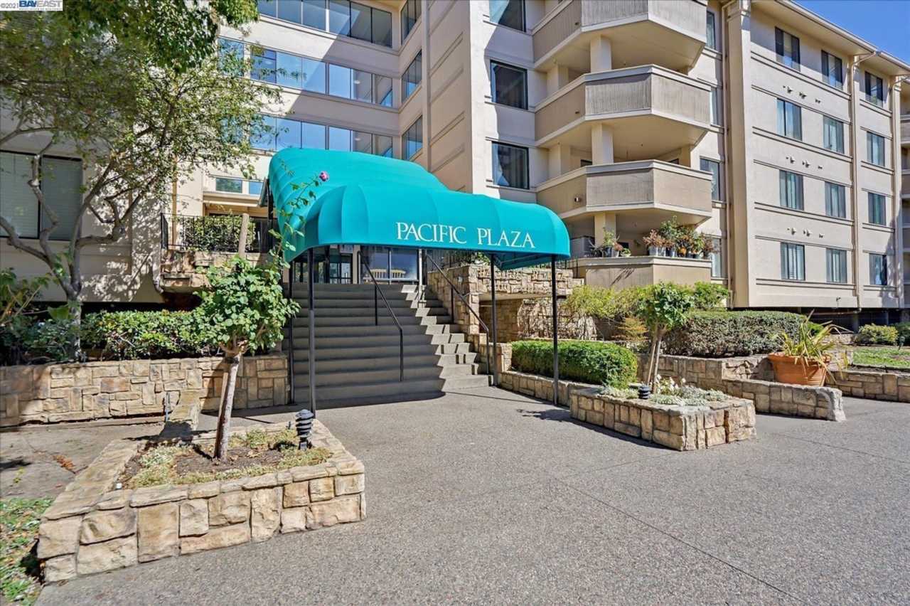 Spacious 2 bed 1.5 bath Condo in San Leandro Minutes from Bart and shopping. Must see!