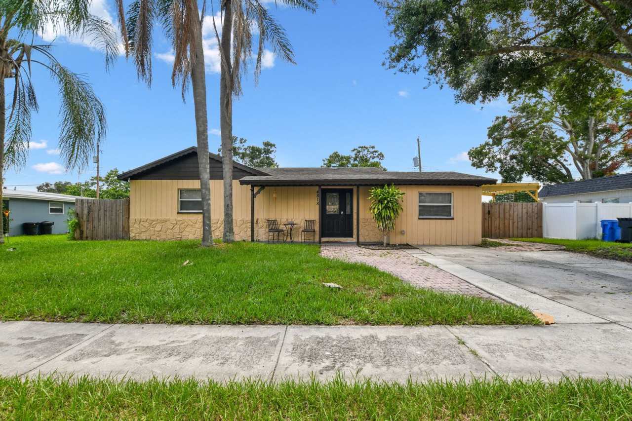 Lovely 4 bedroom 2 bathroom POOL home in Town and Country!