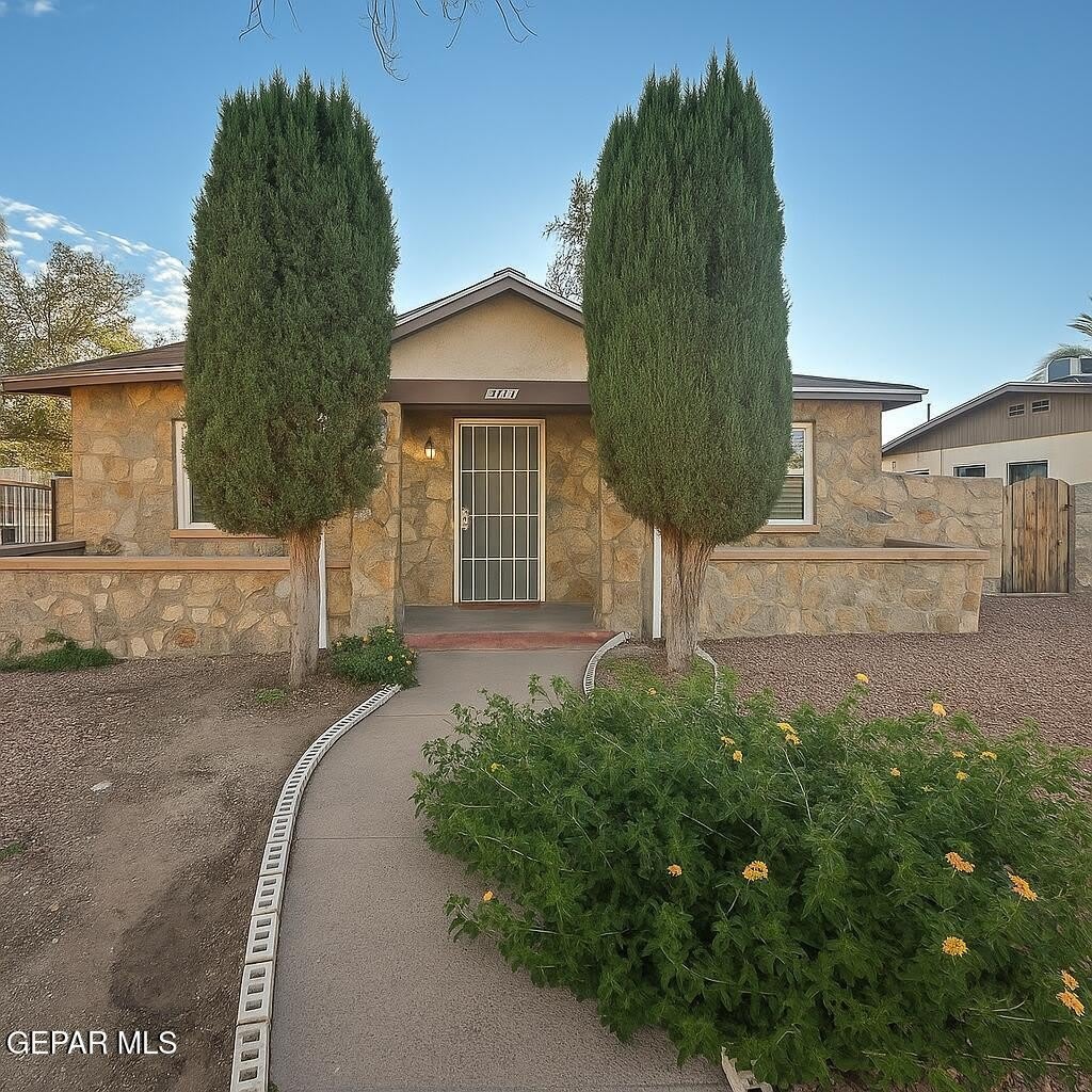 2211 N CAMPBELL Street