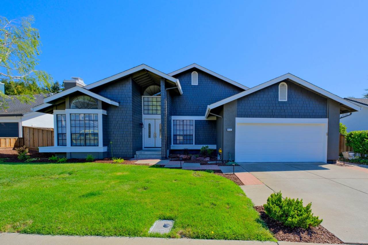 Gorgeous 3 Bedroom with office or separate bedroom, 2 bath house for Rent