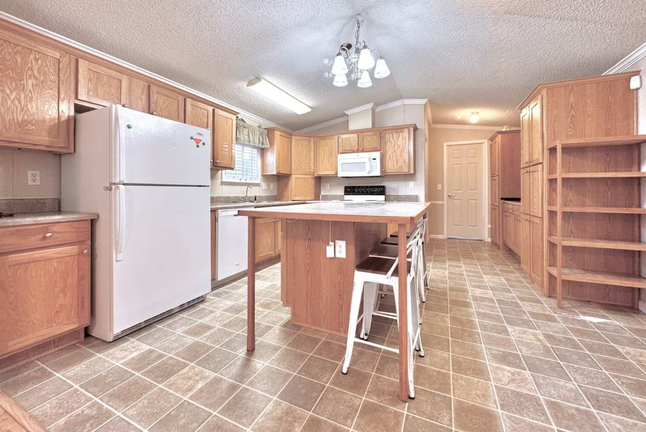 Spacious 3 Bed, 2 Bath Mobile Home in Gonzales – Top School District!
