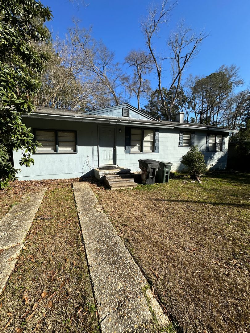 3 bedroom 1 bath house with a large back yard! Available August 2026