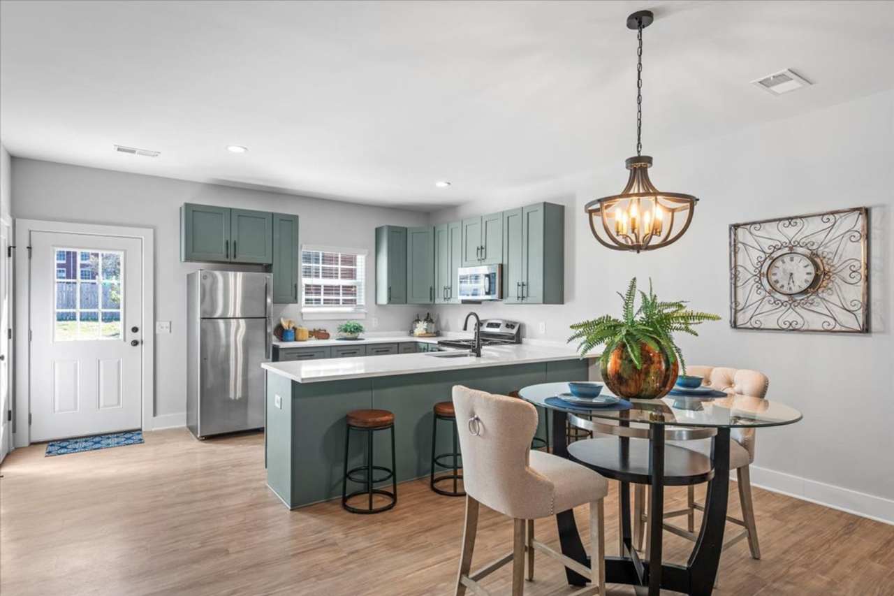 Room in 3 Bedroom Home at Freeze Ave