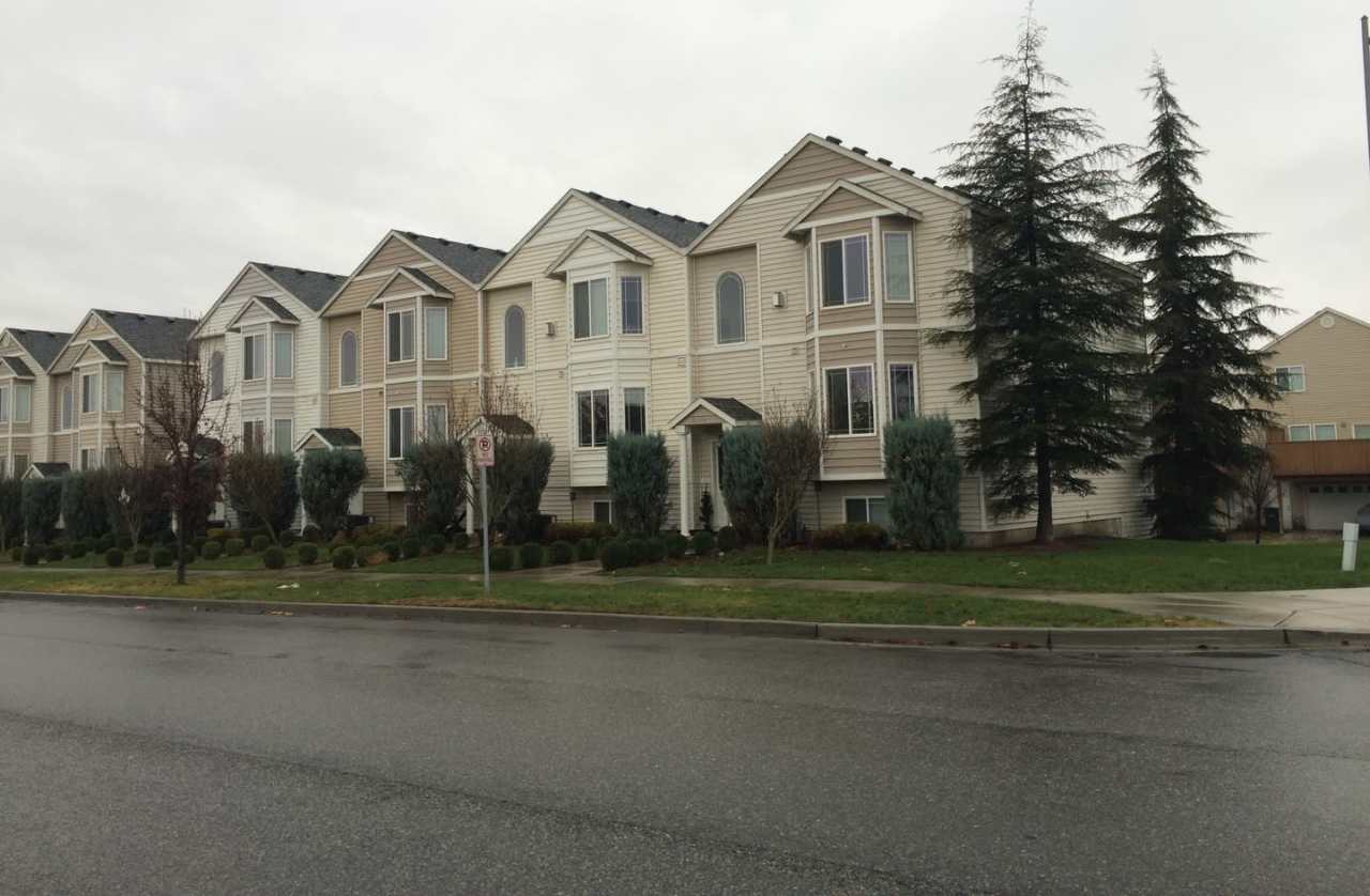 New carpet + Paint! 2 bed|2.5 bath + bonus room townhome