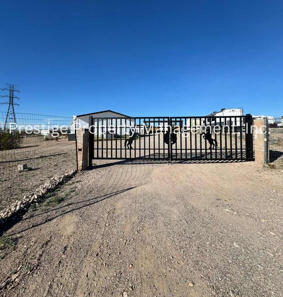 This 4/2 Vail Manufactured Home Is On A 1 Acre Lot!!!