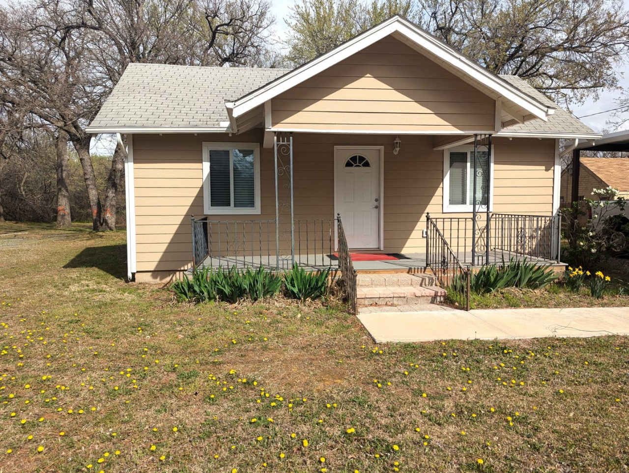 Stunningly Remodeled 3-Bed, 2-Bath Home with Bonus Family Room – A Perfect Blend of Style and Function!