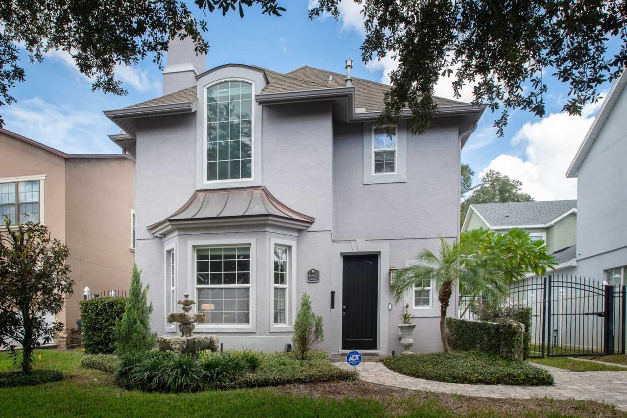 2 Story, 2 Bed/2.5 Bath, Pool Home Plus Office in Altaloma Heights AVAILABLE NOW!