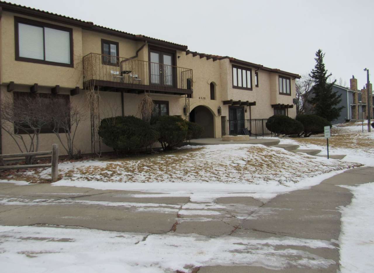 Light and bright! 2 Bedroom, Westside Condo.