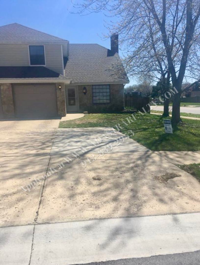 Beautiful 3 Bedroom Duplex in Olathe-Available NOW!!