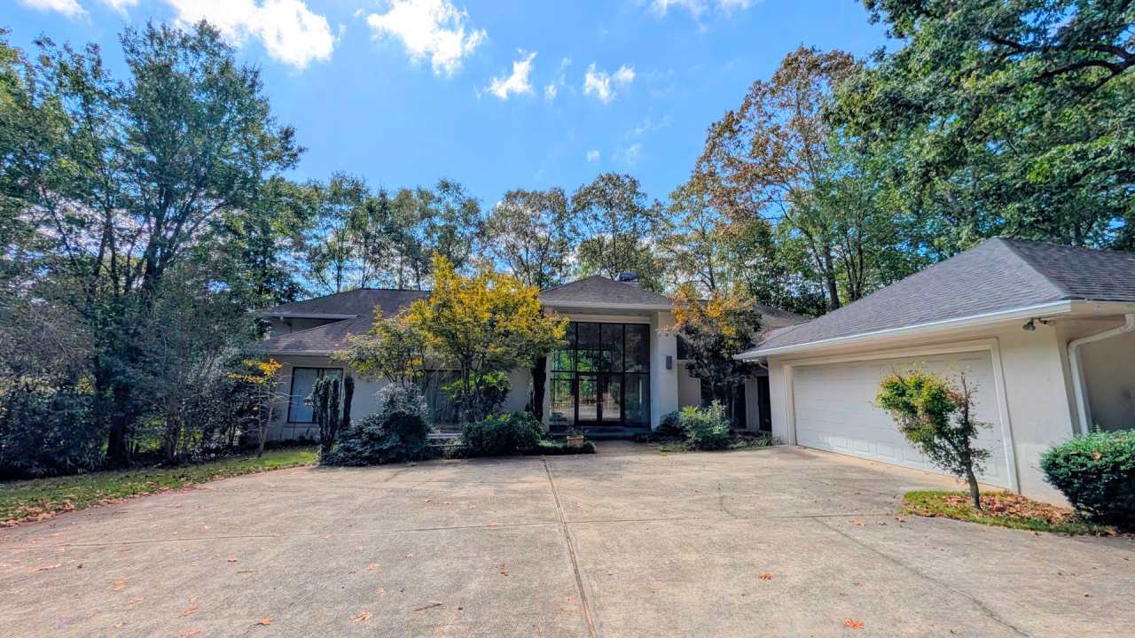 Contemporary 3000 sqfoot home in Arbor Trace | 3br 2.5ba