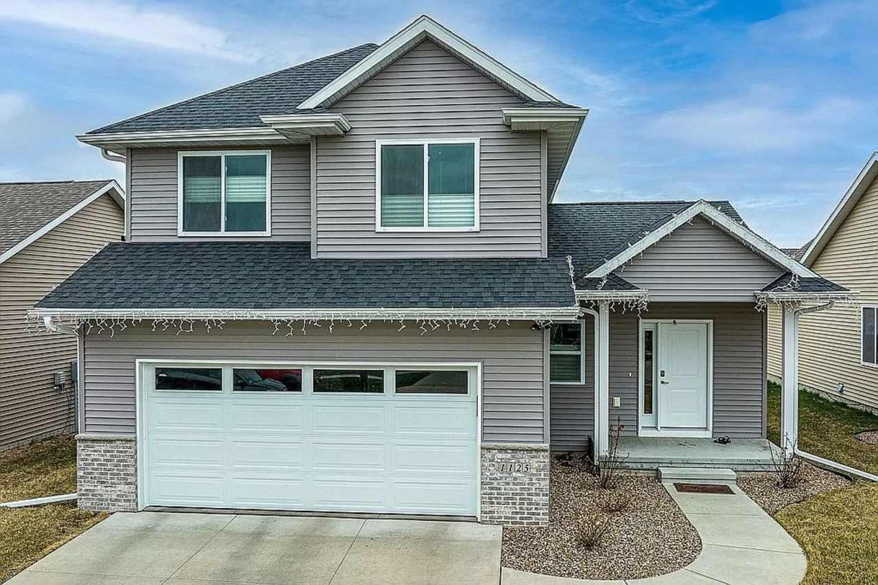 NE Side 2 Story - 4 Bedrooms - Linn Mar Schools - Attached Garage - New Flooring