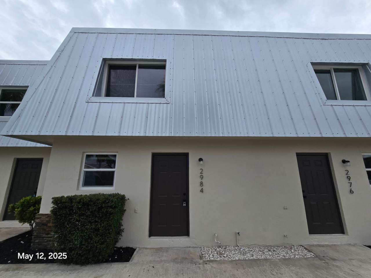 This impressive two-bedroom, one-and-a-half-bathroom triplex residence is situated near Golden Gate,