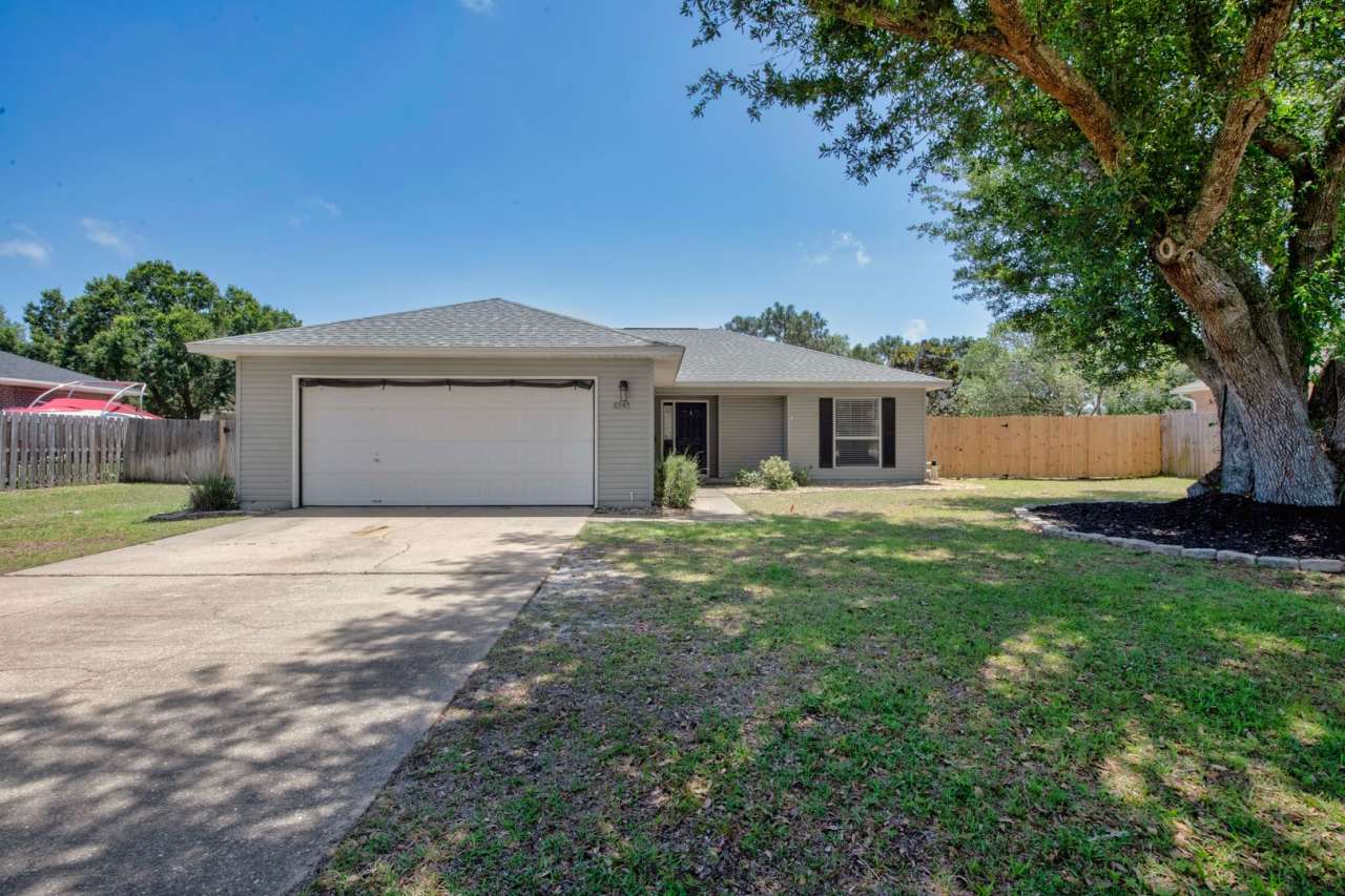 Comfortable 3-Bedroom Home in Navarre!