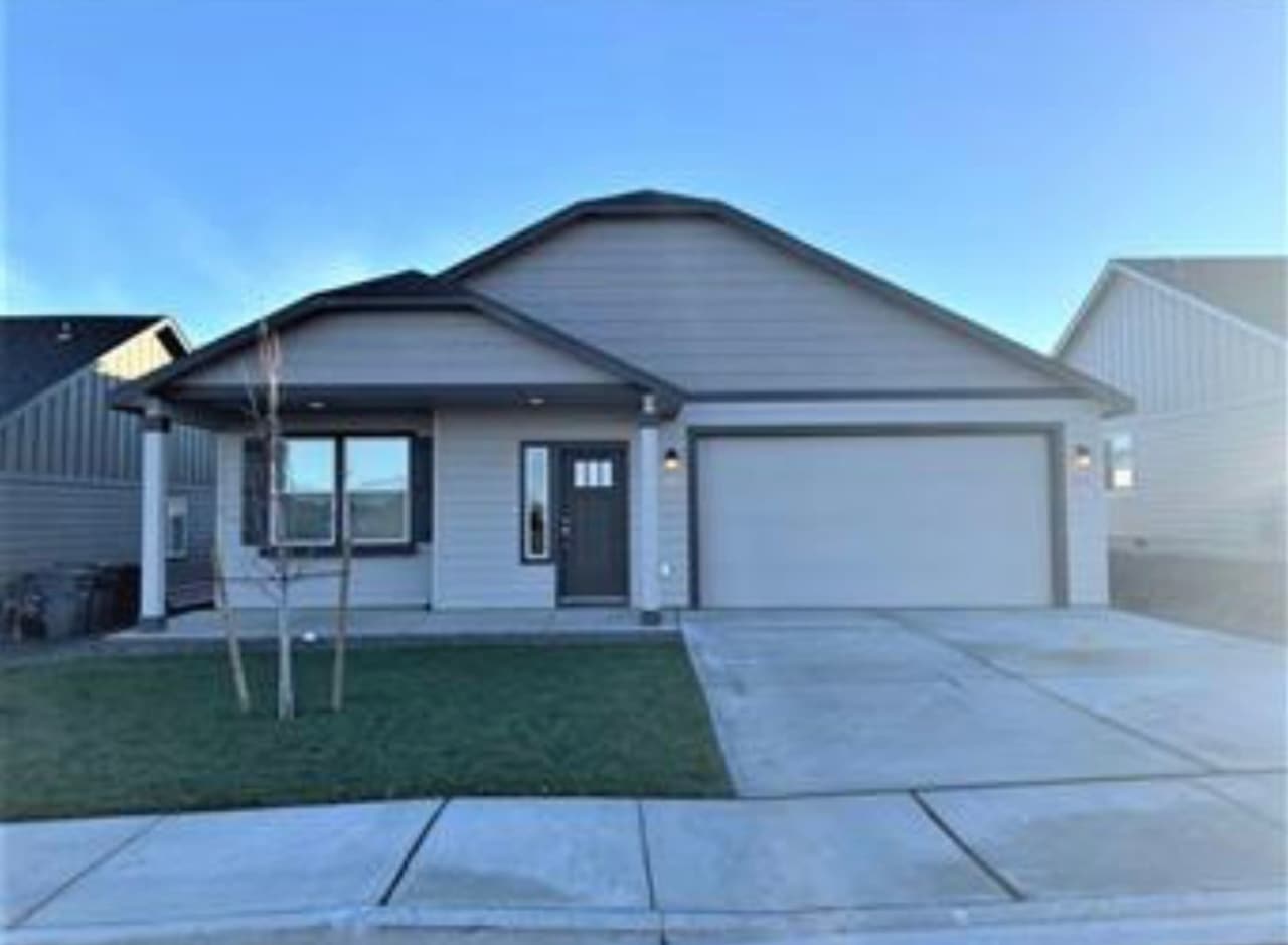 Newer Home in Kennewick, Great Location! Pets welcome!
