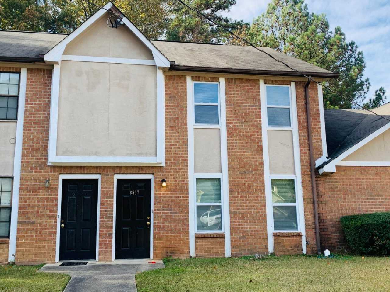 Newly renovated! 2 bed, 2.5 bath, renovated kitchen, updated appliances, W/D hookups, large living and breakfast space, must see!