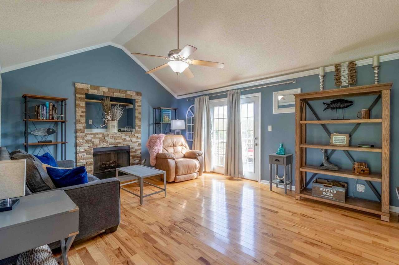 3 bedroom Dog Friendly Home For Rent with Swimming Pool!