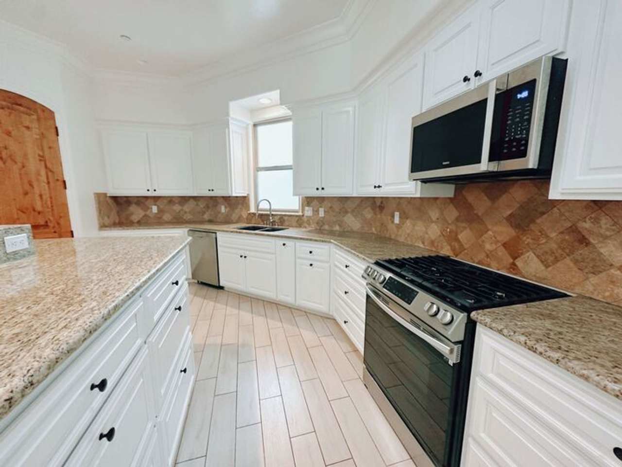 Palatial 6 Bed in Olde Carlsbad with Ocean Views and Roof Top deck, 1 mile to the Beach!!