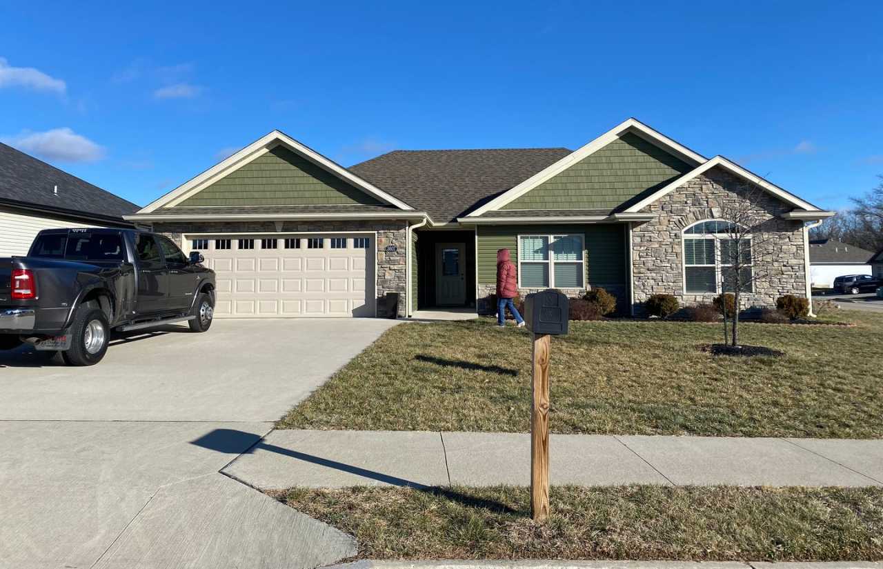 3 bedroom 2 bathroom house with fenced in yard