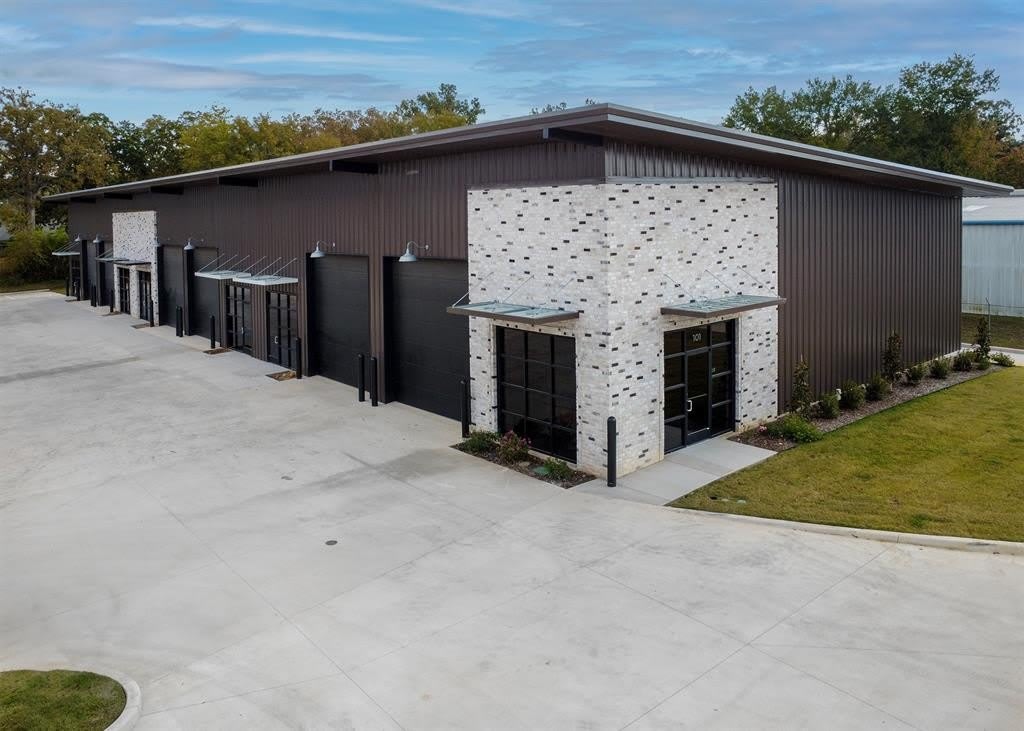 6708 S Broadway Avenue