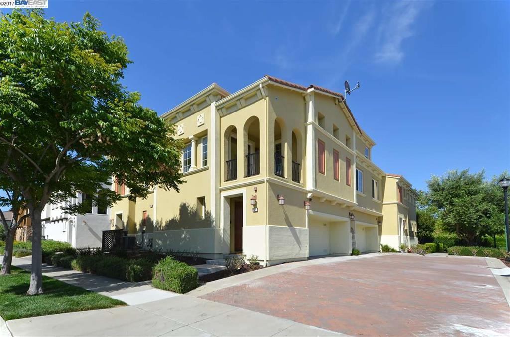 Executive 2 Bed + Den | 2 Bath | 1,718 Sq. Ft. – End Unit with Views!