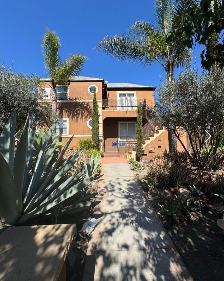 Large upstairs unit, 1 bedroom available in a great area of Los Angeles