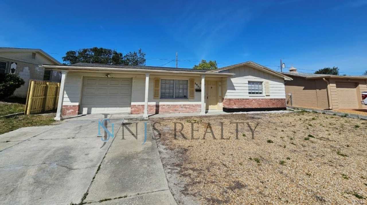 PRICE REDUCED!!! Cute 2/1.5 with fenced yard and all tile throughout!