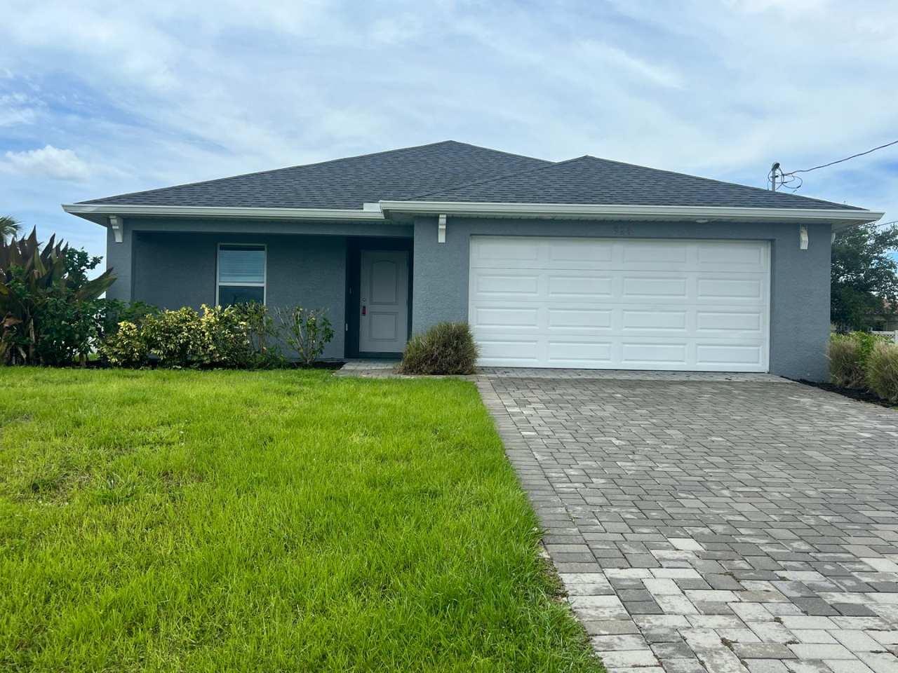 $500 off SPECIAL * Cape Coral 3BR/2BA Home with 2-Car Garage and Screened Lanai