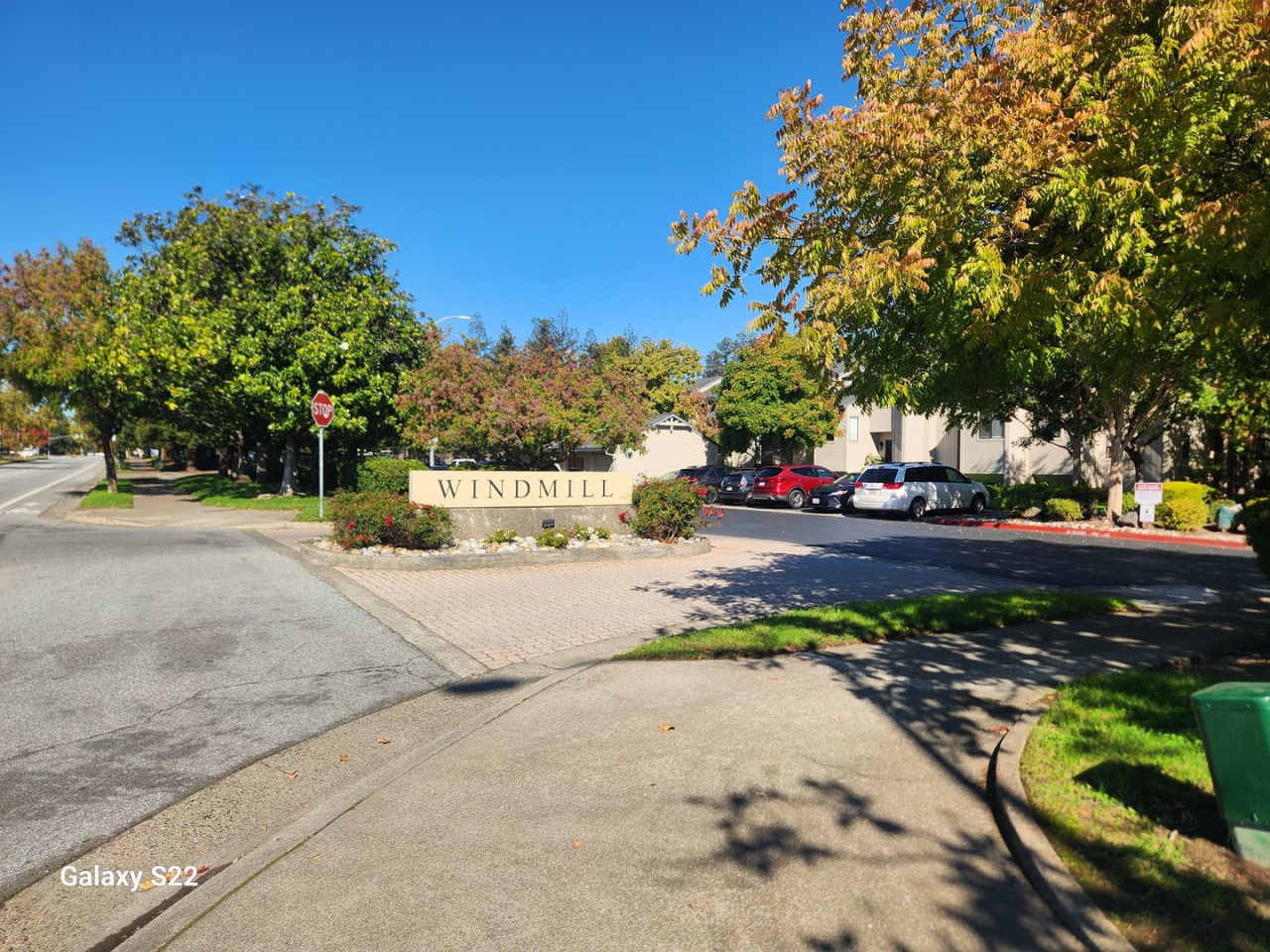 Beautiful two story condo in a well maintained complex, and close to everything!!