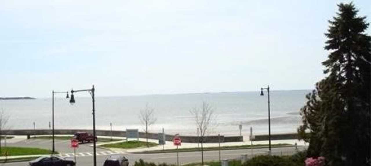 Life is better by the beach! Beach side townhouse 3bed 2.5 bath 1 garage, master suite with private bath and kitchen.