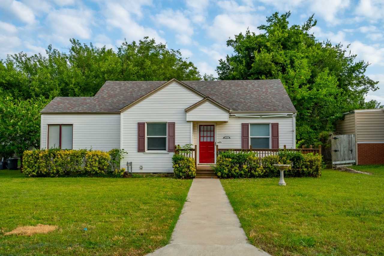 2 Bed | 1 Bath | Midtown Tulsa | 1,127 sqft | Backyard Deck