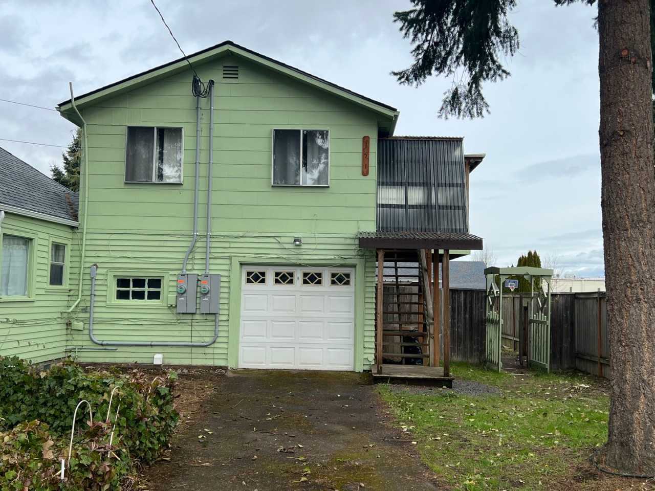 Upstairs 1 bedroom apartment with garage!