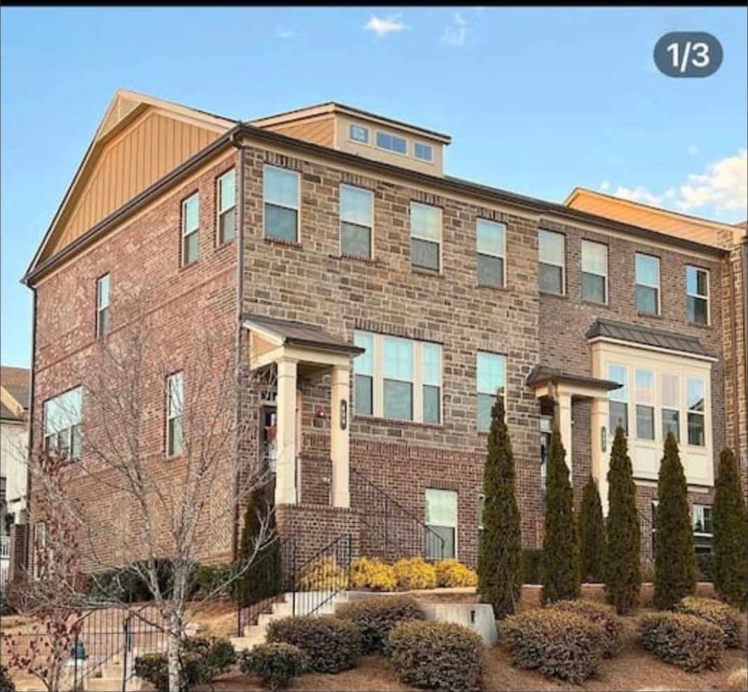 Spacious 4BR Townhome in Woodstock