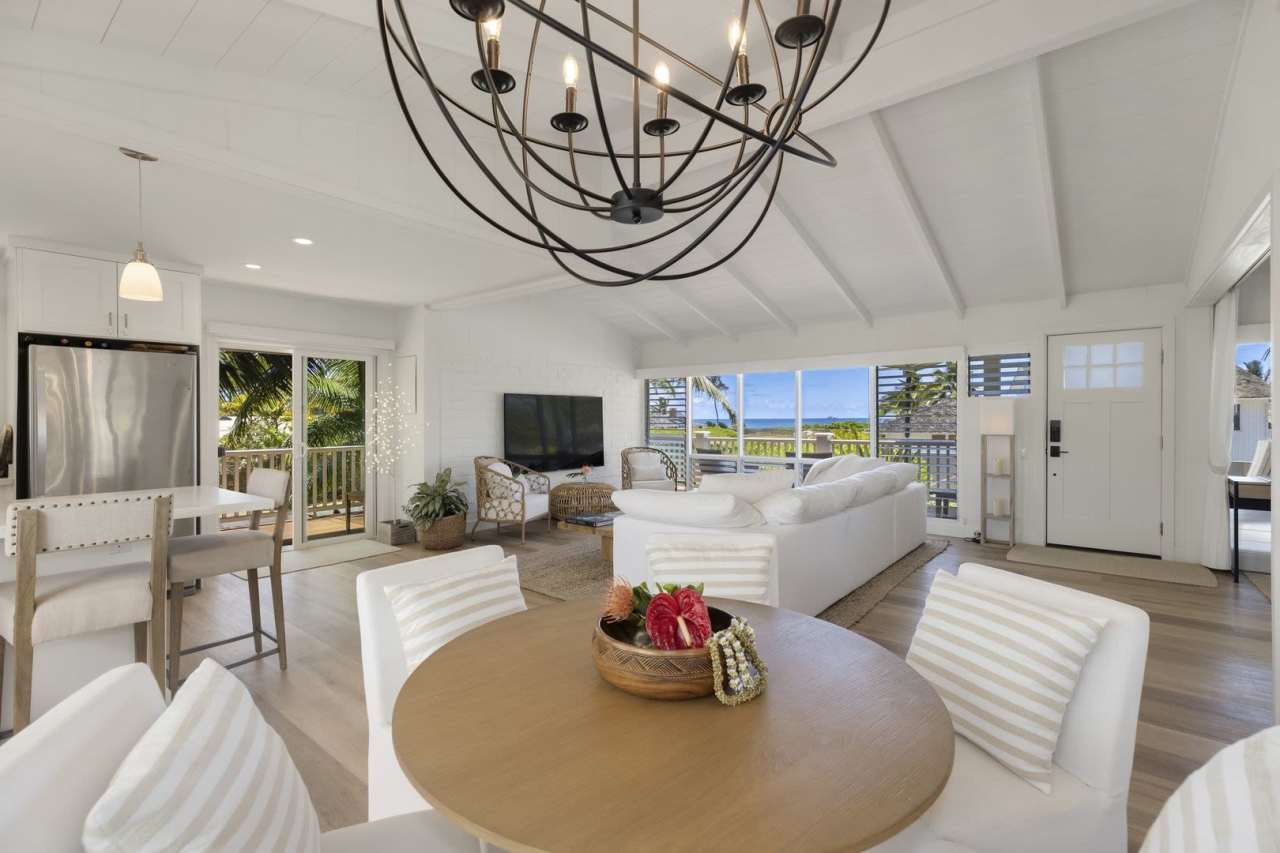 Private Luxury Home, Steps from the Beach w/ AC: Ranch Beach House Estate