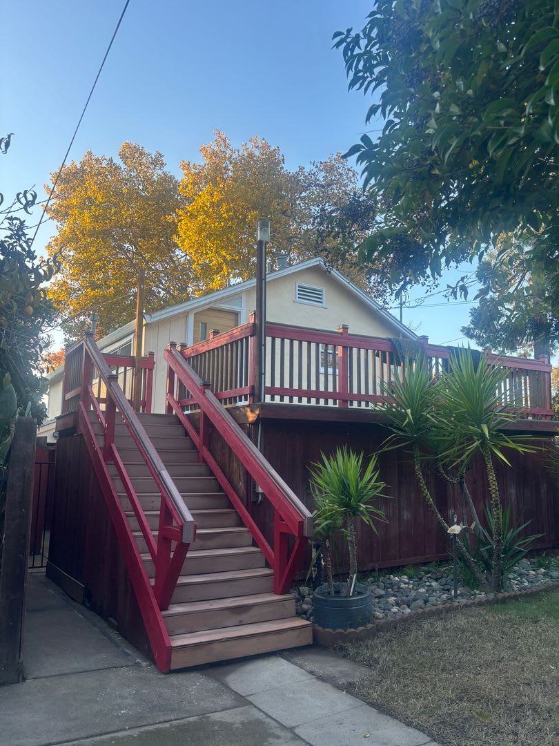 Central Roseville, 1 Bed, 1 Ba, Wall Air, Large Living Room, Bedroom Downstairs, Large Deck great for Entertaining, Lawn