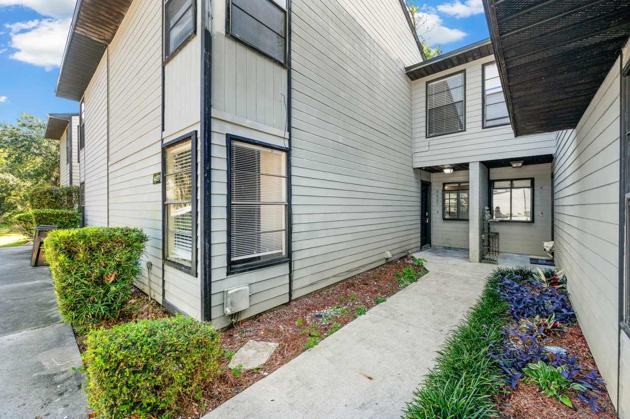 Spacious 3/2 Townhome in Highly Sought-After Marchwood – Available Now!