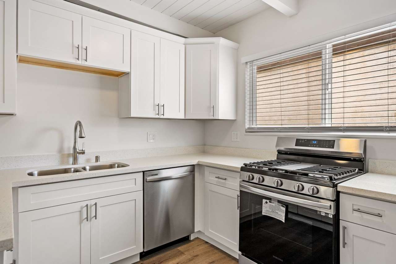 Quiet Comfortable Upstairs 2 Bedroom 1 Bath Located close to Downtown