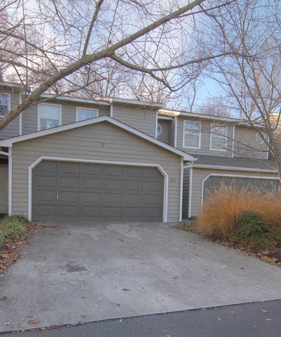 West Knoxville 37919 - 2 bedroom, 2.5 bath, large primary bedroom suite Condo - Call Matthew Thomas (865) 924-4869