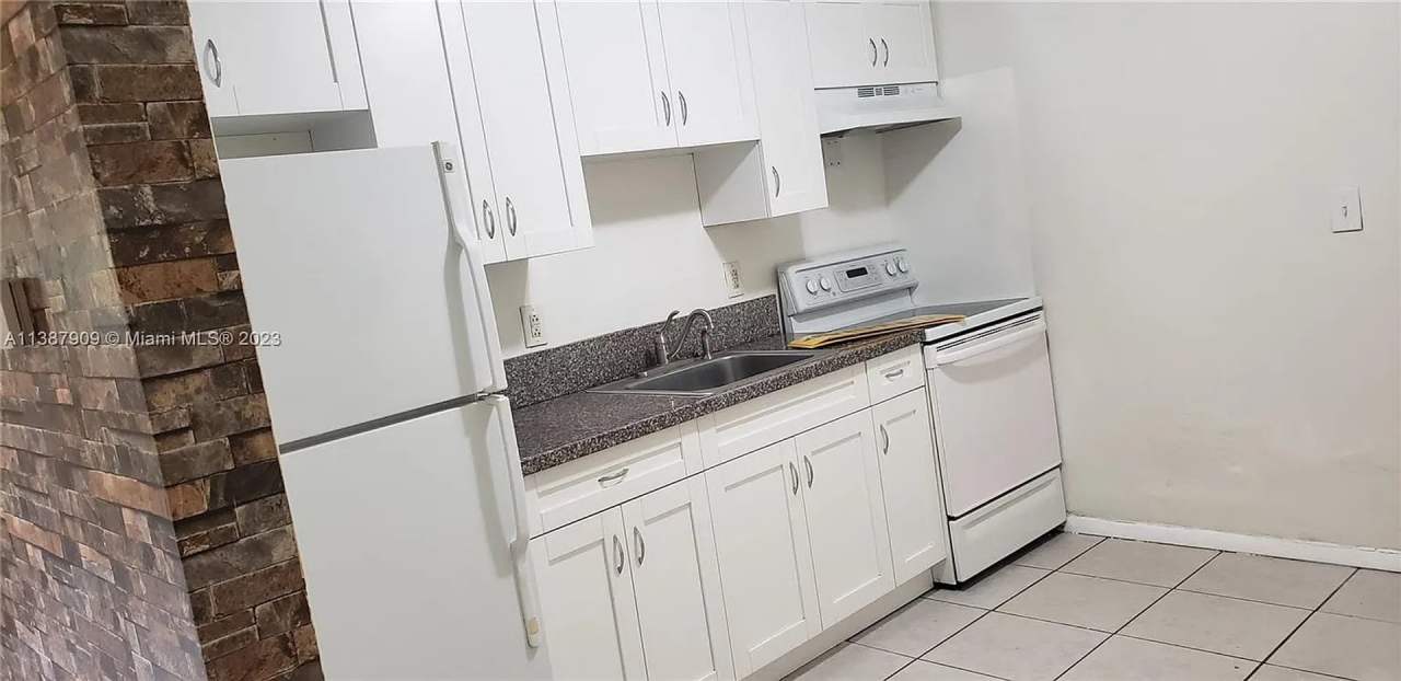 907 NE 7th Street 3, Hallandale Beach, FL 33009