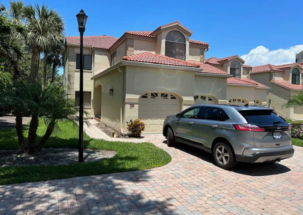 **CALAIS OF PELICAN BAY**3 BEDS/2BATHS COACH HOME**FURNISHED SHORT-TERM RENTAL** NOT AVAILABLE JAN-APRIL 2025 **