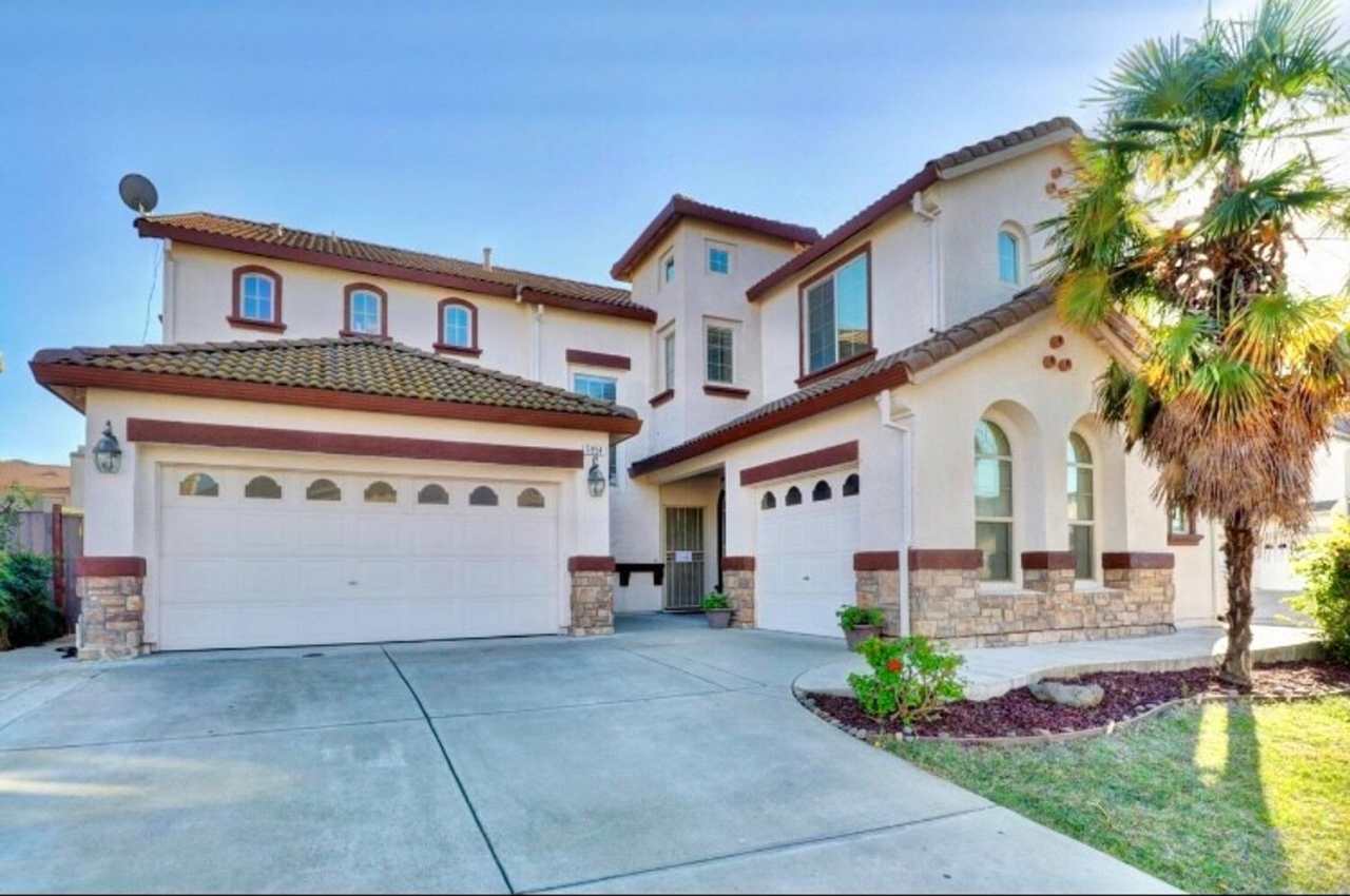 Resident Benefit Package Property - A very unique 5/6 bedroom 4 full bathroom home.