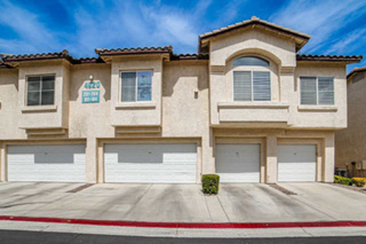 Beautiful 2-bedroom, 2-bathroom Condo w/ Garage. Located in the Painted Desert Community