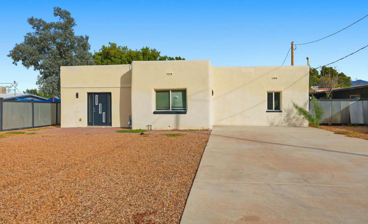 Bright, Fresh  Pet-Friendly — 3BR Retreat Minutes from U of A